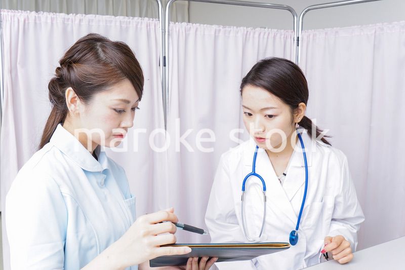 ミーティングをする医師と看護師