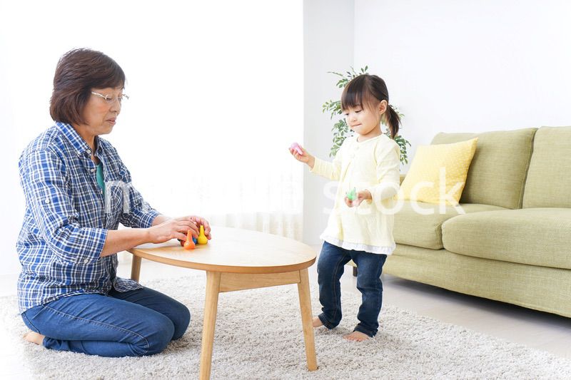 おばあちゃんとゲームをする子供