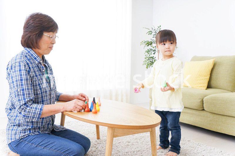 おばあちゃんと遊ぶ子供