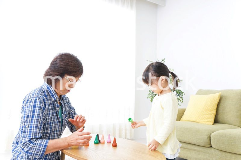 おばあちゃんとゲームをする子供