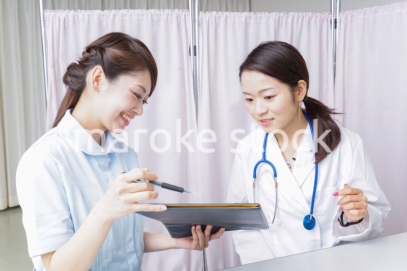 ミーティングをする医師と看護師