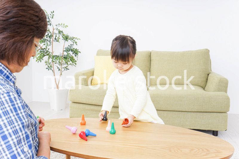 おばあちゃんと遊ぶ子供