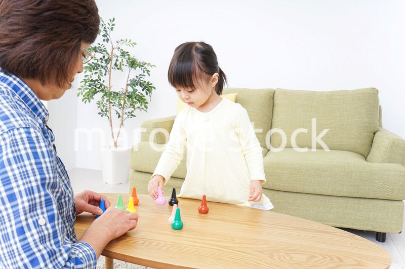 おばあちゃんとゲームをする子供