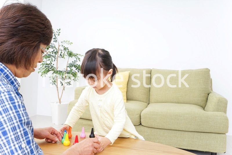 おばあちゃんとゲームをする子供