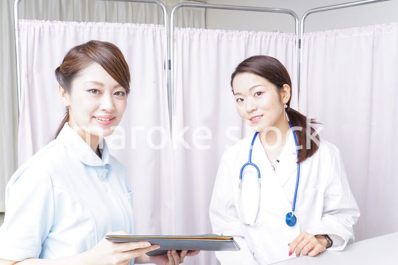 病院に勤務する医師と看護師