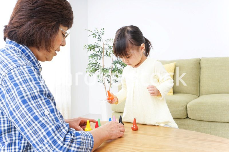 おばあちゃんとゲームをする子供