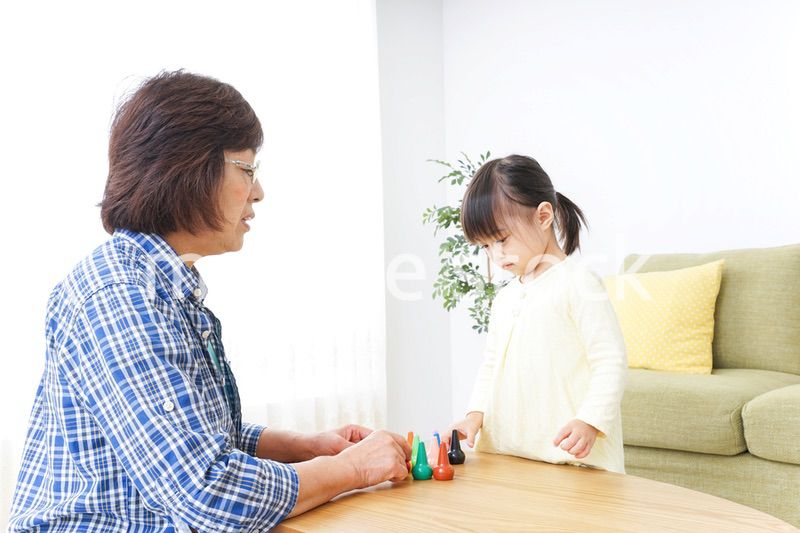 おばあちゃんとゲームをする子供