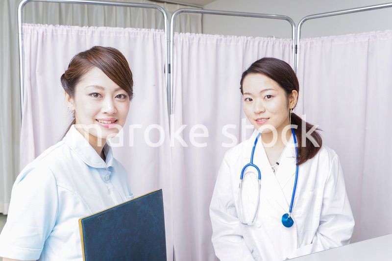 ミーティングをする医師と看護師