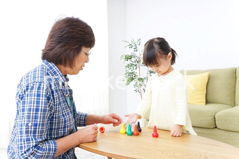 おばあちゃんとゲームをする子供