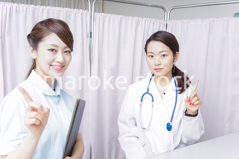 アドバイスをする医師と看護師