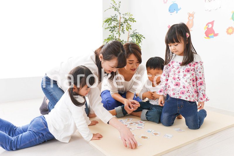 英語教室でカルタをする子どもたち