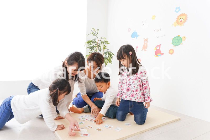 英語教室でカルタをする子どもたち