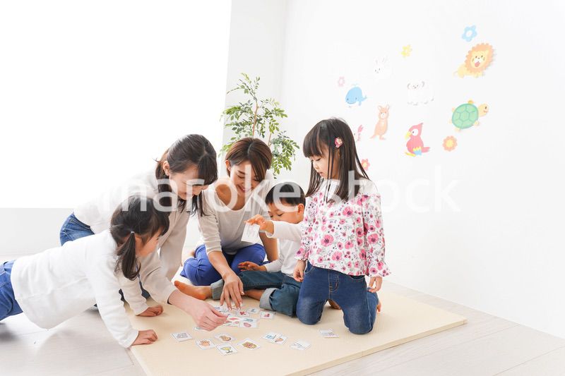 英語教室でカルタをする子どもたち