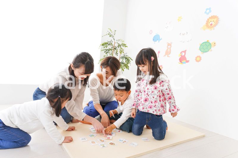 英語教室でカルタをする子どもたち