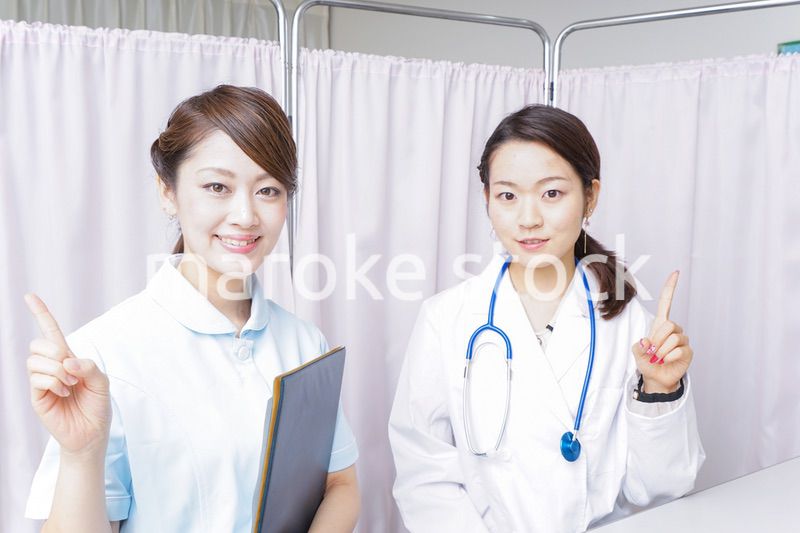 アドバイスをする医師と看護師