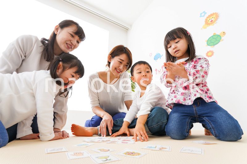 英語教室でカルタをする子どもたち