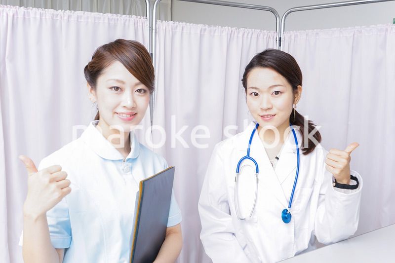 グッドサインをする医師とナース