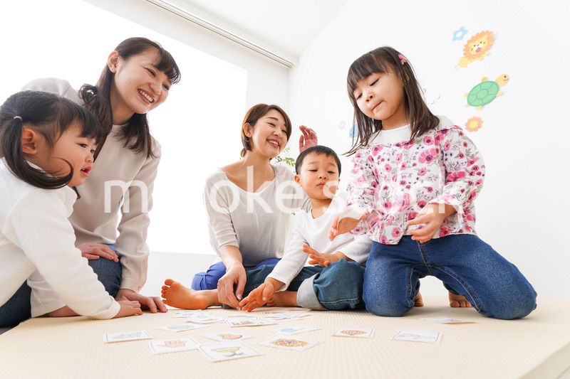 英語教室でカルタをする子どもたち