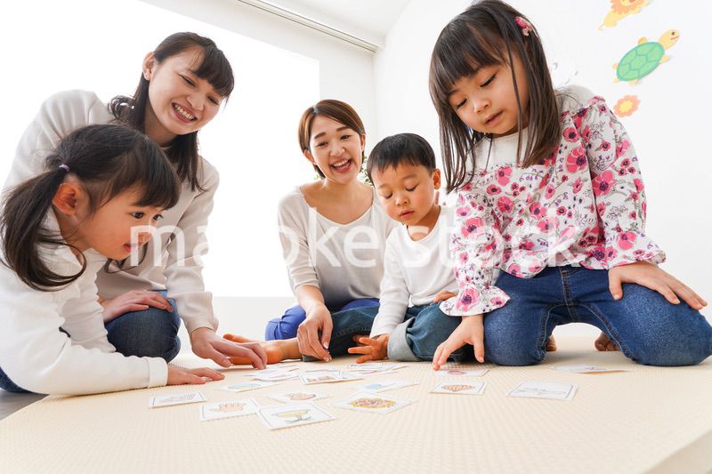 英語教室でカルタをする子どもたち