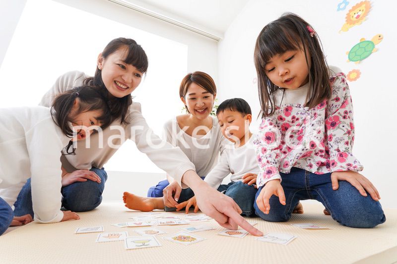 英語教室でカルタをする子どもたち