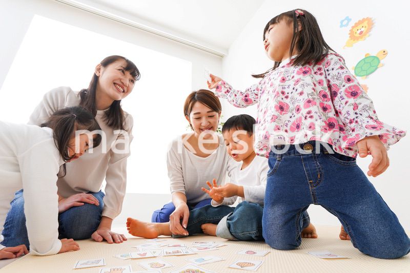 英語教室でカルタをする子どもたち