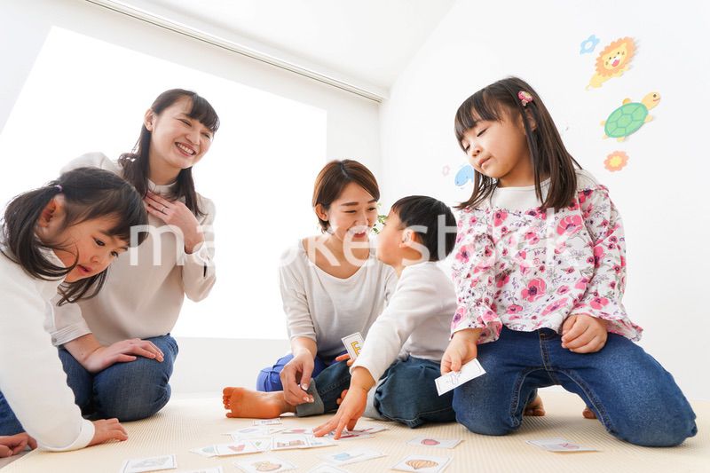 英語教室でカルタをする子どもたち