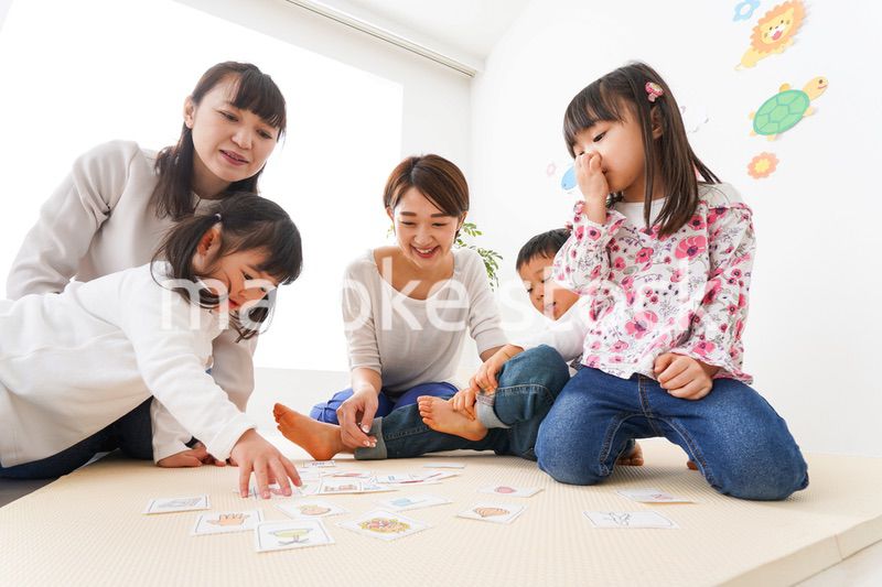 英語教室でカルタをする子どもたち