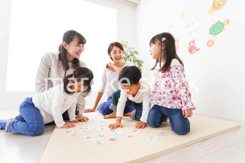 英語教室でカルタをする子どもたち