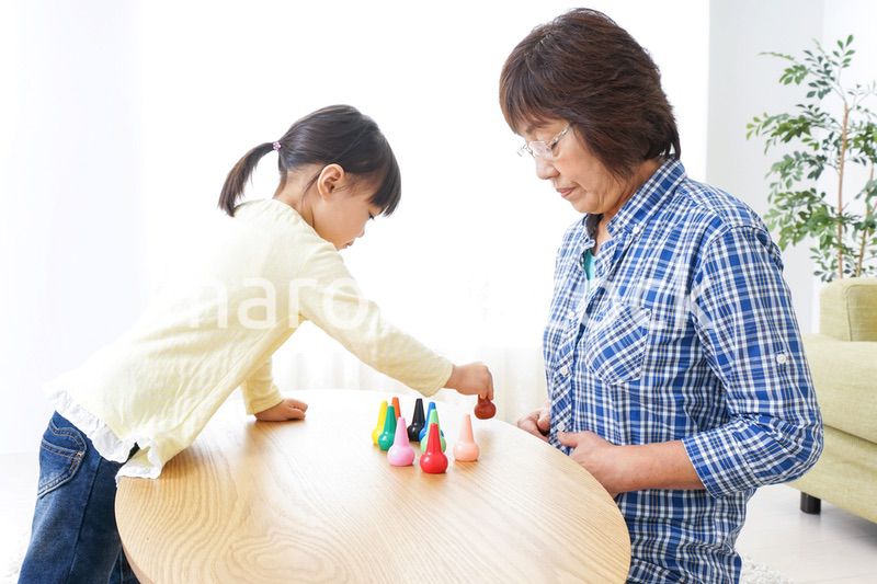 おばあちゃんとゲームをする子供