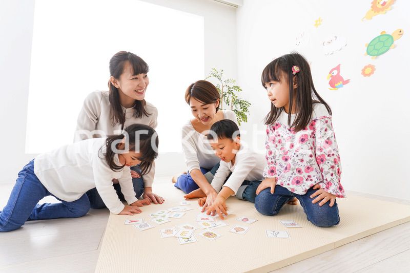 英語教室でカルタをする子どもたち