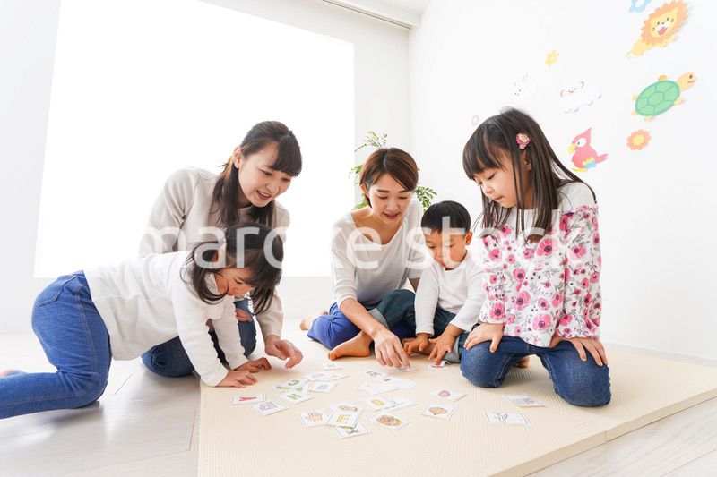 英語教室でカルタをする子どもたち