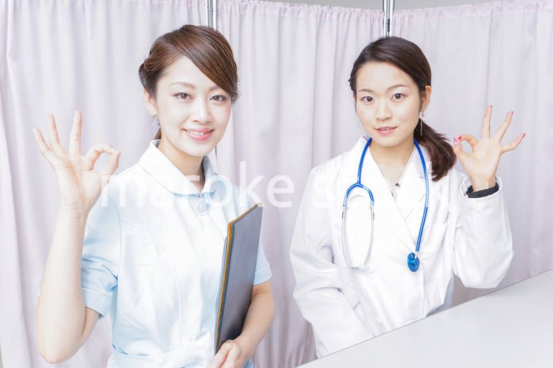 OKサインをするドクターとナース