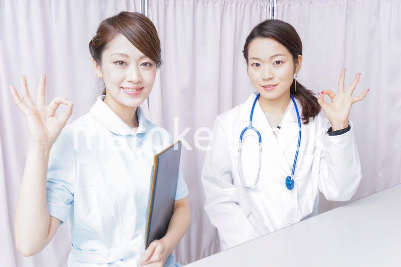 OKサインをするドクターとナース
