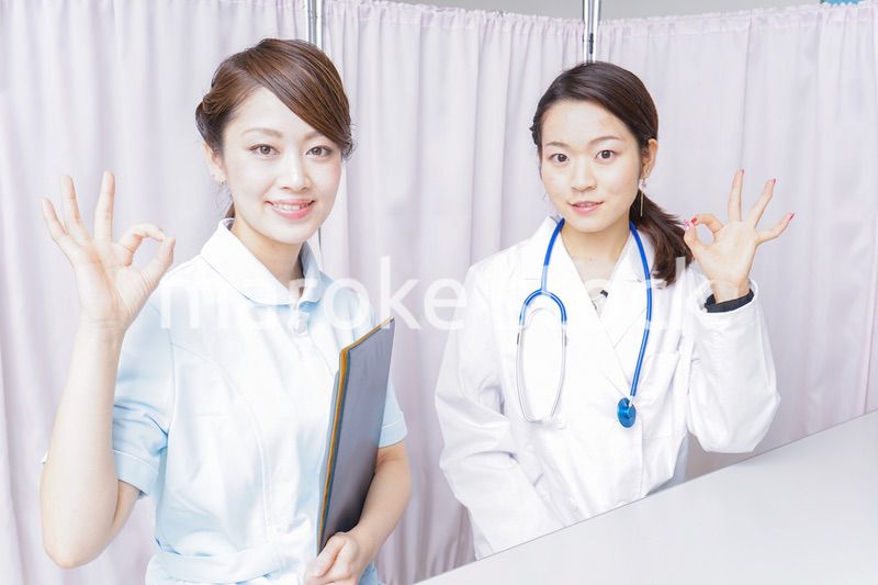 OKサインをするドクターとナース