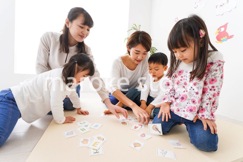 英語教室でカルタをする子どもたち