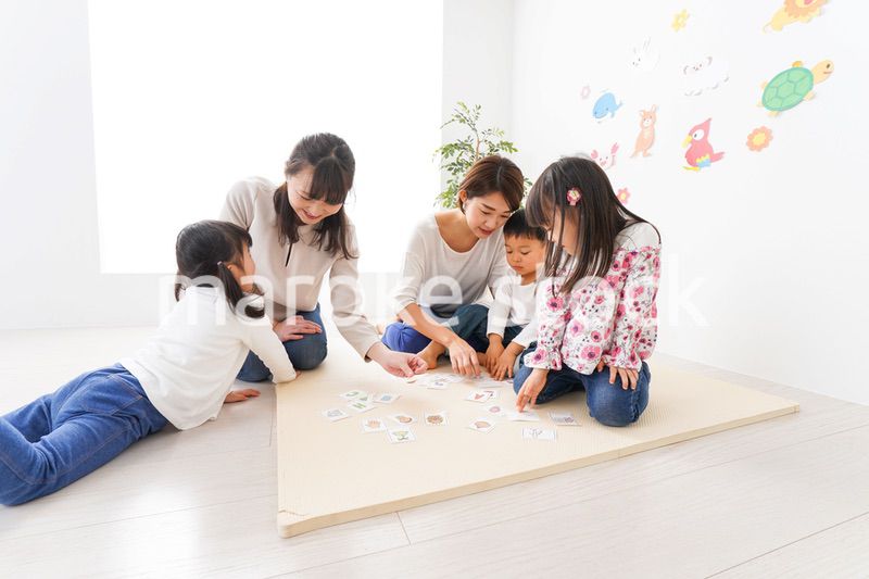 英語教室でカルタをする子どもたち