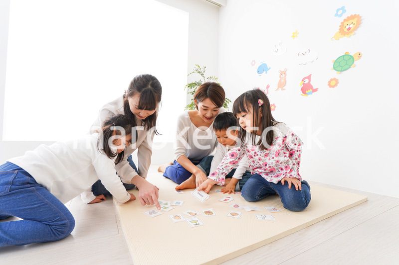 英語教室でカルタをする子どもたち