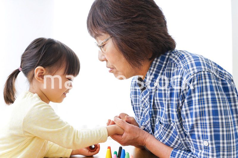 おばあちゃんとゲームをする子供