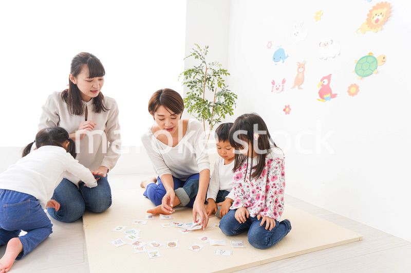 英語教室でカルタをする子どもたち