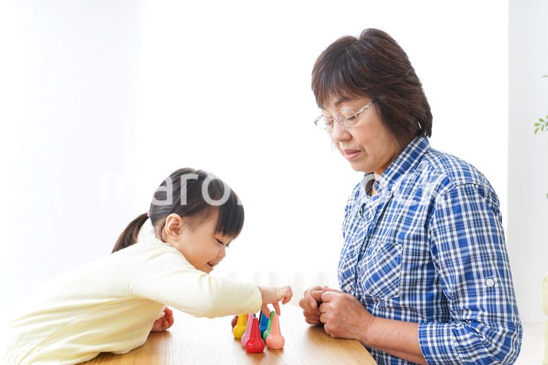 おばあちゃんとゲームをする子供