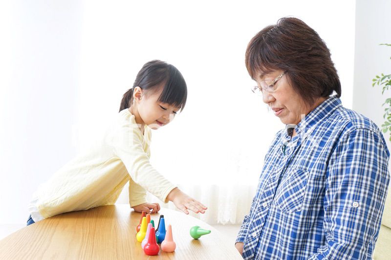 おばあちゃんとゲームをする子供