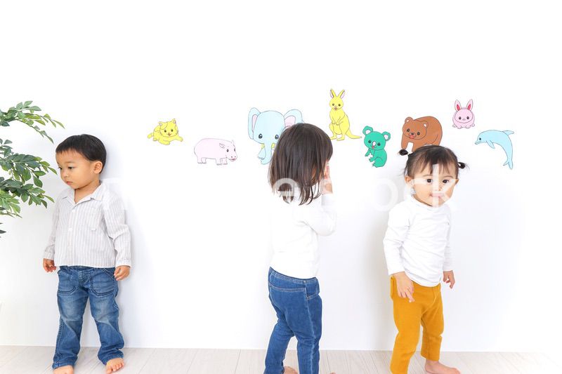 保育園で遊ぶ子供たち