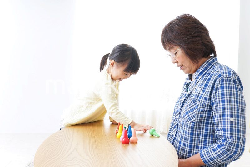 おばあちゃんとゲームをする子供