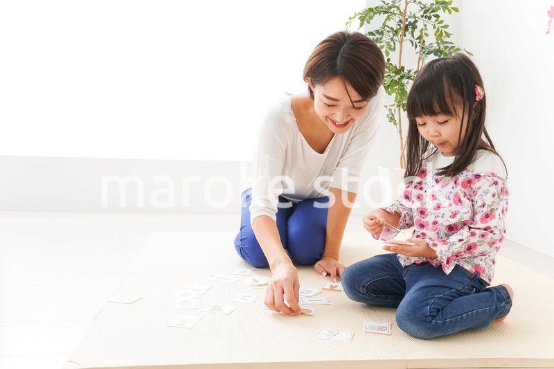 英語教室でカルタをする子どもたち