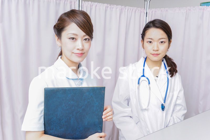 ミーティングをする医師と看護師