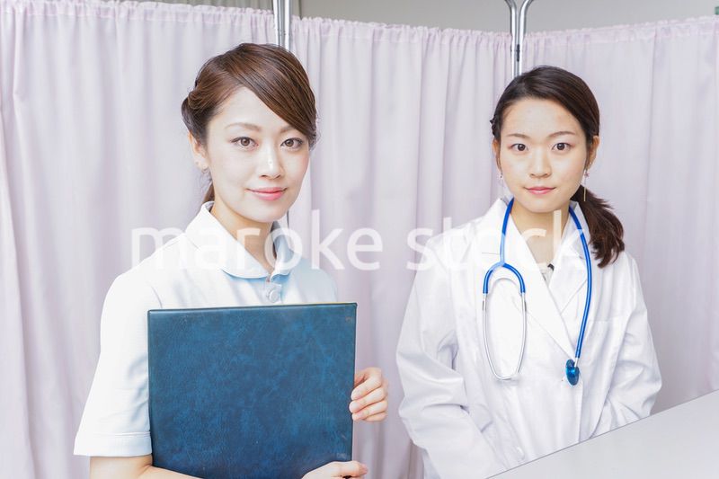 ミーティングをする医師と看護師