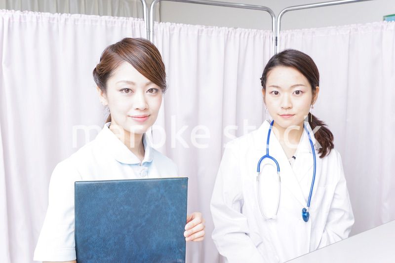 病院に勤務する医師と看護師