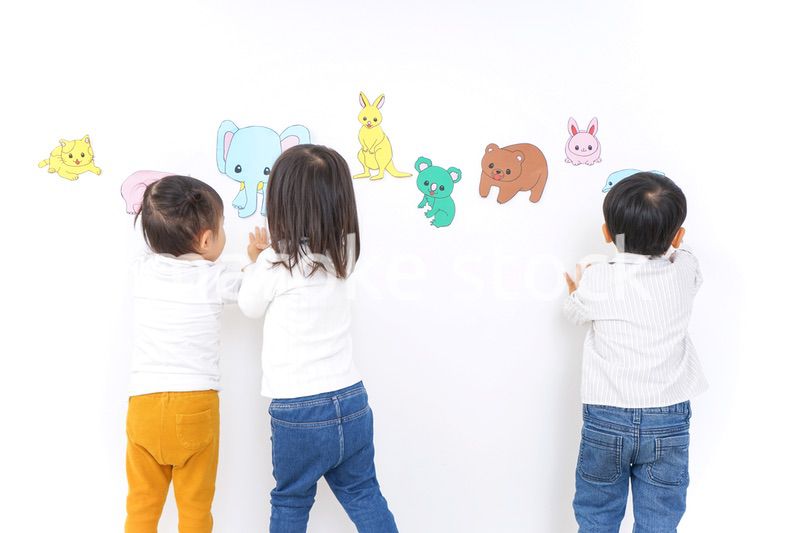 保育園で遊ぶ子供たち