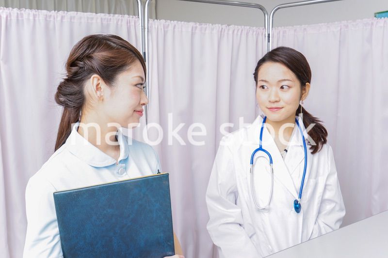 ミーティングをする医師と看護師