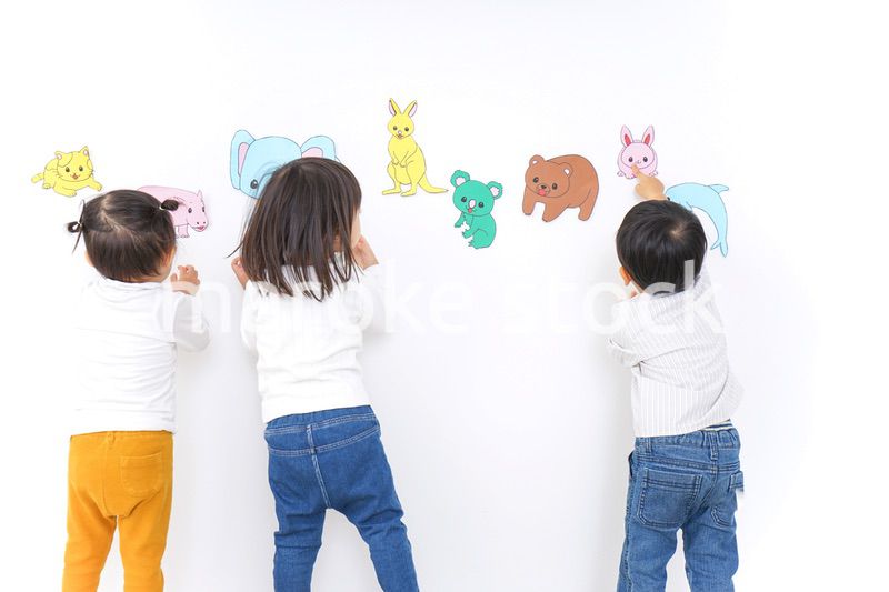 保育園で遊ぶ子供たち